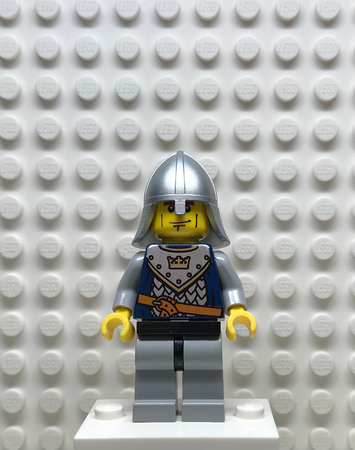 Fantasy Era, Crown Knight Scale Mail with Crown, Helmet with Neck Protector, Vertical Cheek Lines, cas339