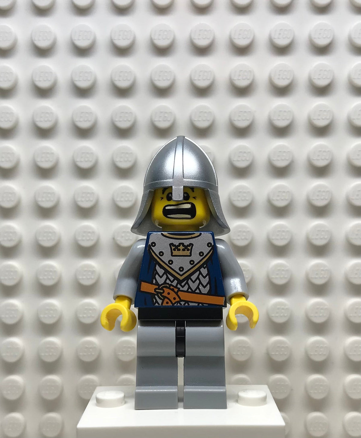 Fantasy Era, Crown Knight Scale Mail with Crown, Helmet with Neck Protector, Dual Sided Head, cas341